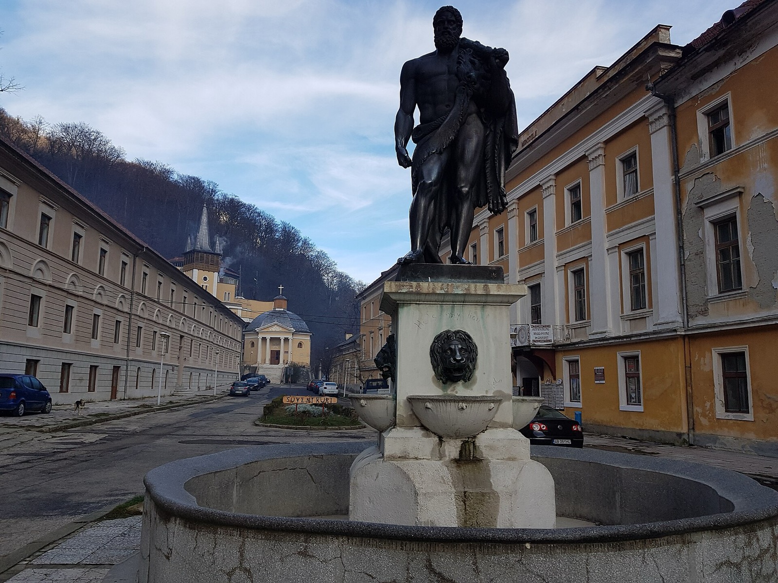 Fântâna cu statuia lui Hercules și clădirile habsburgice din piață