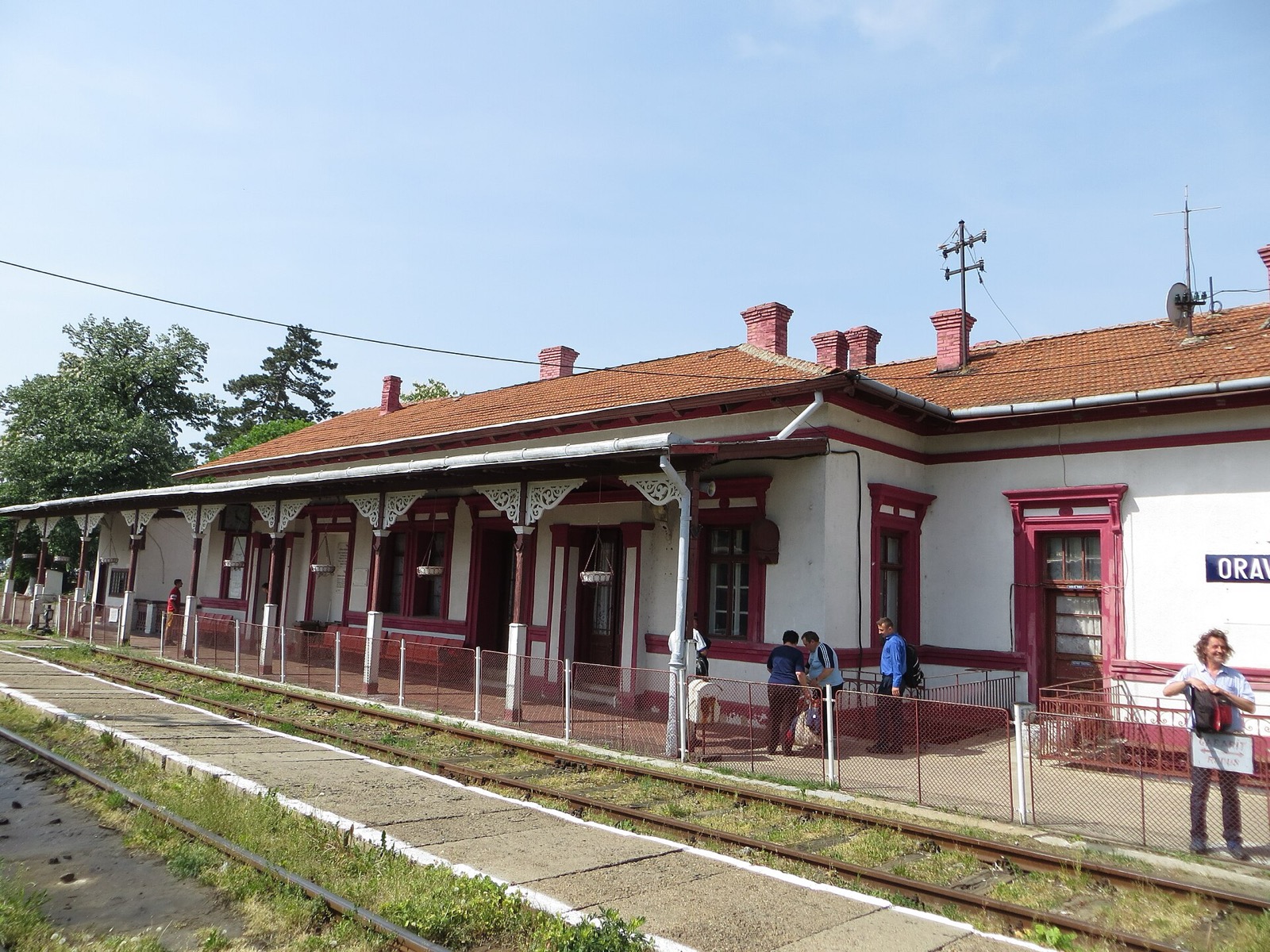 Peronul gării, cu marchiza de lemn