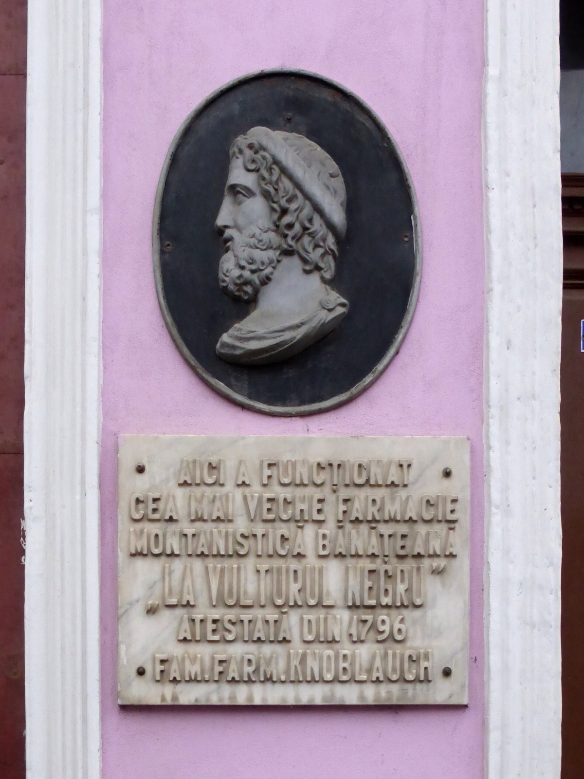 Die Gedenktafel an der Fassade zur Apotheke „Zum Schwarzen Adler“