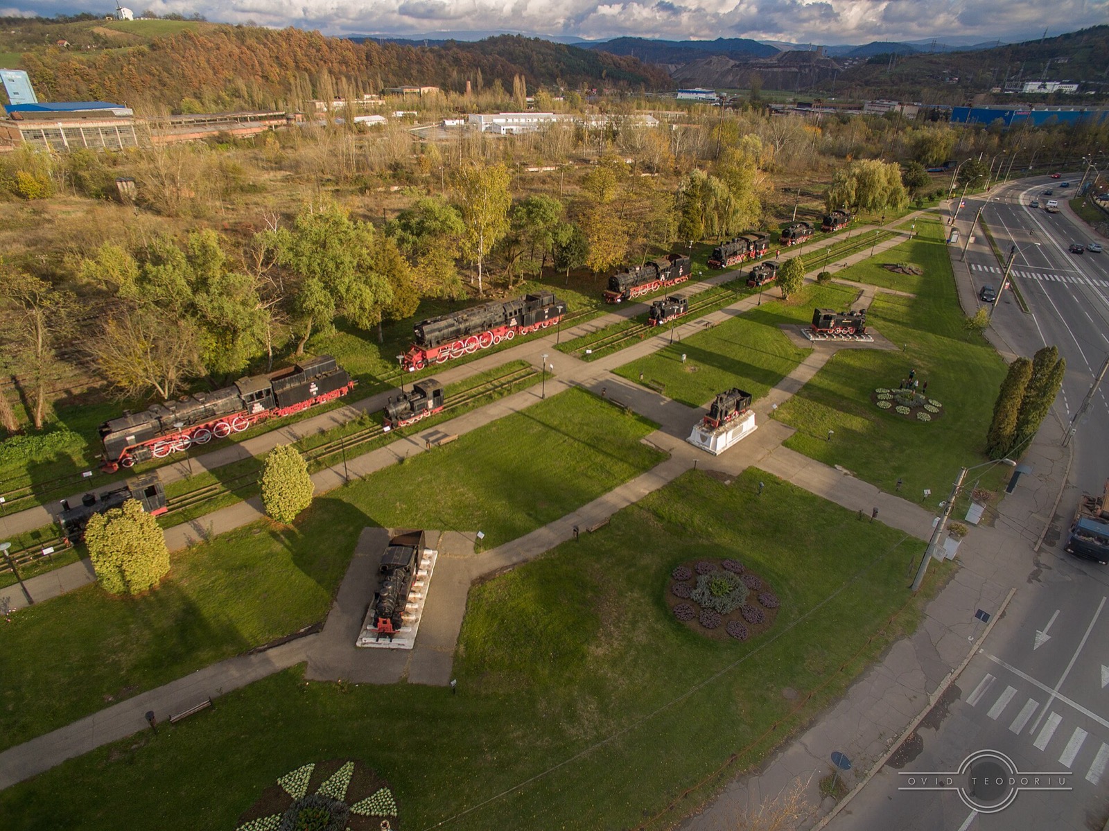 Vedere aeriană a muzeului, cu locomotivele expuse în parc
